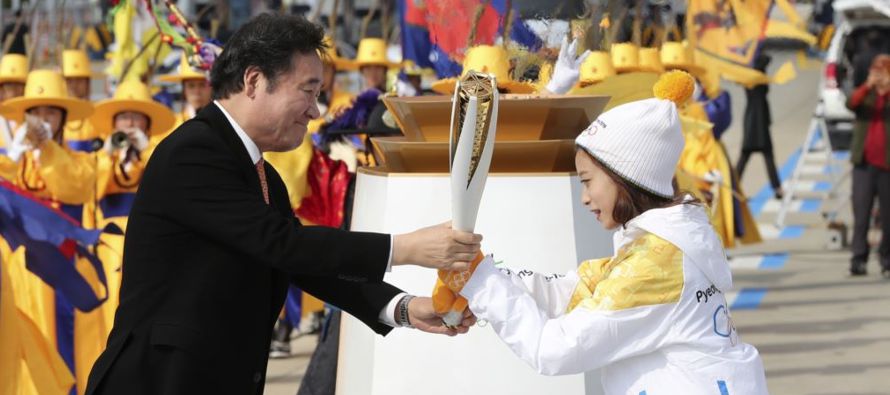 La llama olímpica llegó este miércoles a Corea del Sur, 100 días antes...