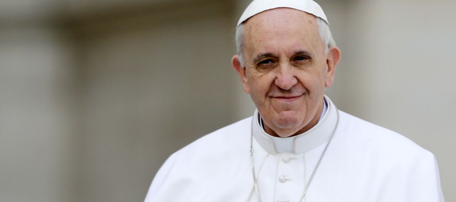 El papa Francisco sostuvo hoy que los santos "no son modelos perfectos" sino personas que...