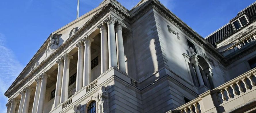 El Banco de Inglaterra decidió también hoy mantener intacto su programa de...