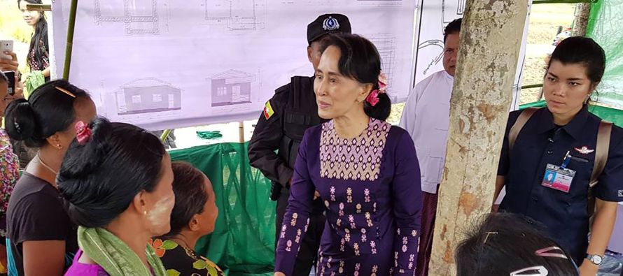 La visita sin anunciar de un día de Suu Kyi empezó en Sittwe, la capital de...