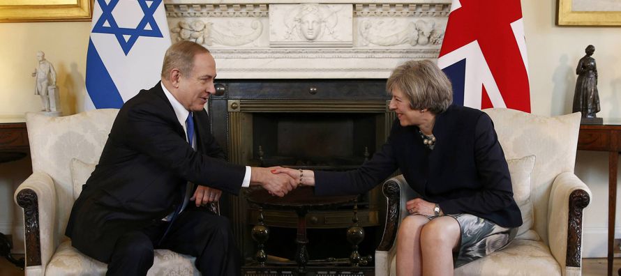 La primera ministra británica, Theresa May, respaldó hoy ante su colega...