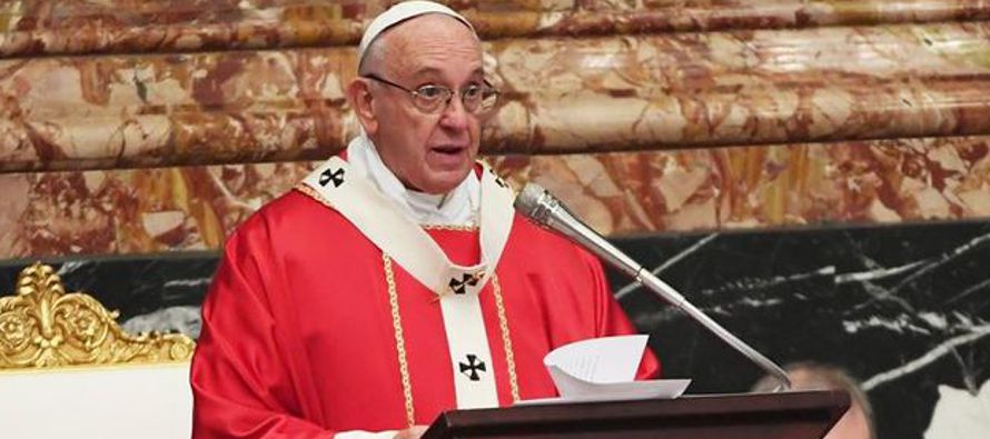 El papa Francisco pidió hoy a las universidades católicas que "adopten programas...