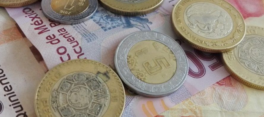 Con respecto a la moneda mexicana, un reporte de Santander dijo: "mantenemos...