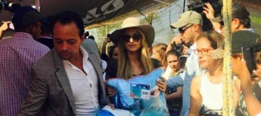 Paris Hilton repartió hoy cobijas a niños mexicanos y se reunió con las...
