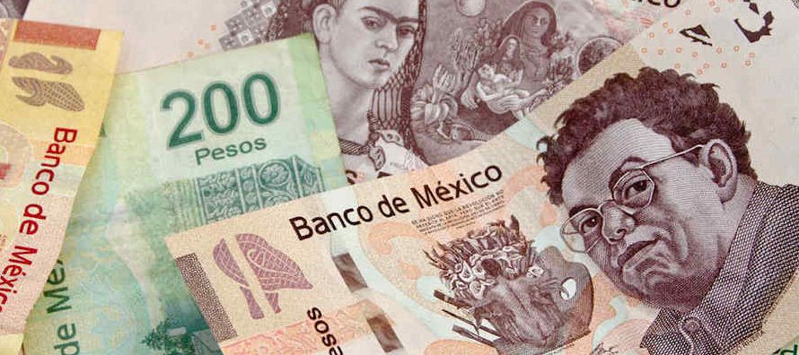El peso mexicano operaba errático el viernes pero encaminándose a interrumpir una...