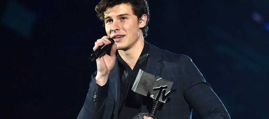 El cantante pop canadiense Shawn Mendes encabezó la lista de ganadores en los premios MTV de...