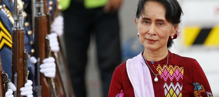 Mientras Suu Kyi hacía lo posible por capear las críticas en Manila, el...