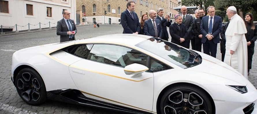 La casa automovilista italiana Lamborghini regaló hoy al papa Francisco una edición...