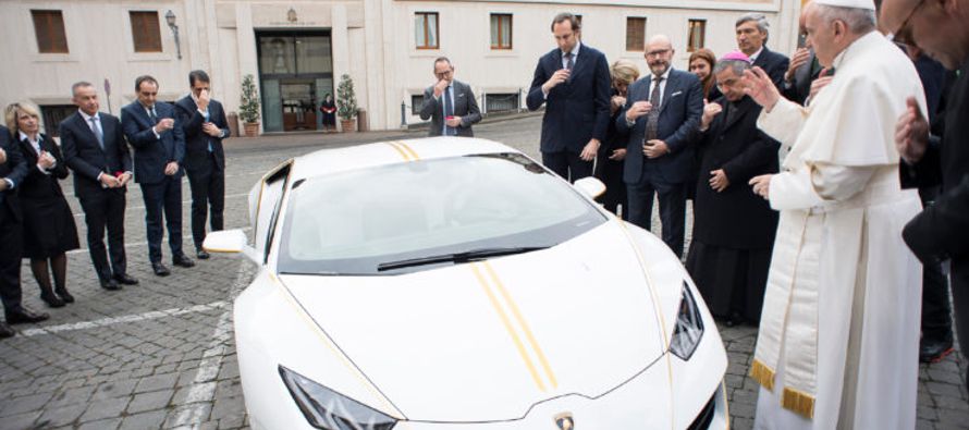 El coche, bendecido por el Papa, puede alcanzar 325 kilómetros por hora, representa un valor...