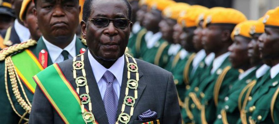 Las opciones de Mugabe parecen limitadas. El Ejército lo tiene cercado; su esposa, Grace, se...