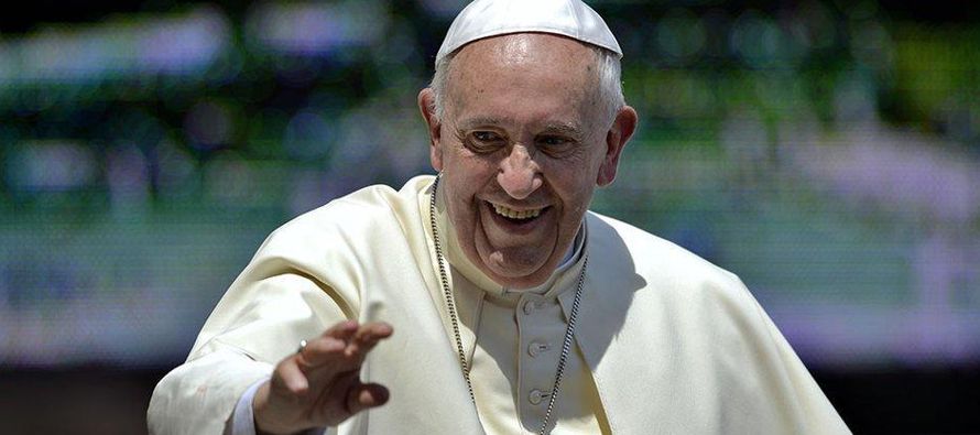 El papa Francisco invitó hoy a "reflexionar sobre la muerte" durante la...