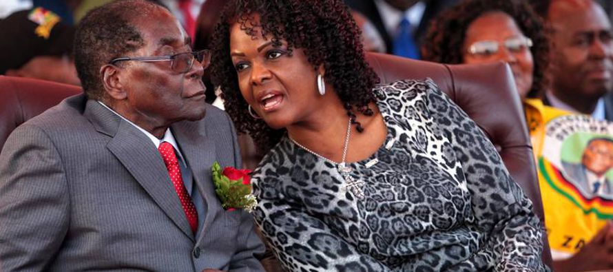 En sus primeros años como esposa de Mugabe, se dedicó a recorrer tiendas de capitales...