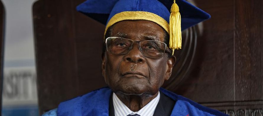 Mugabe, acompañado por los altos mandos del Ejército, reclamó que el...
