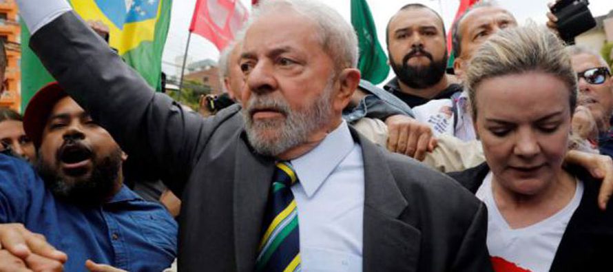 Lula, quien gobernó Brasil entre 2003 y 2010 y se encuentra acorralado por la justicia por...