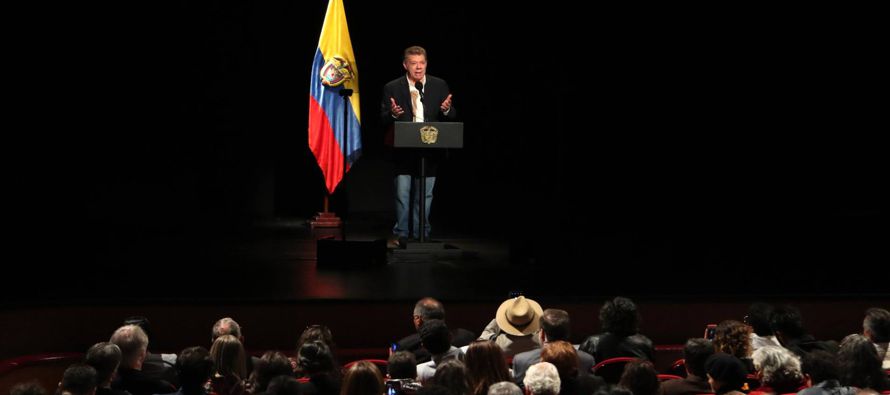 El presidente del Gobierno, Juan Manuel Santos, y el máximo dirigente de las FARC, Rodrigo...
