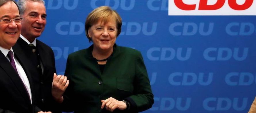 El SPD es socio minoritario del gobierno en funciones de Merkel, el cual incluye al partido de la...