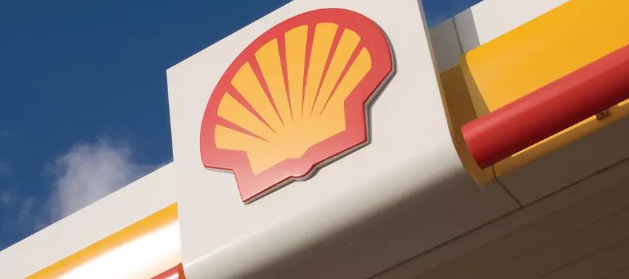 El presidente ejecutivo de Shell, Ben van Beurden, está buscando lograr un equilibrio entre...