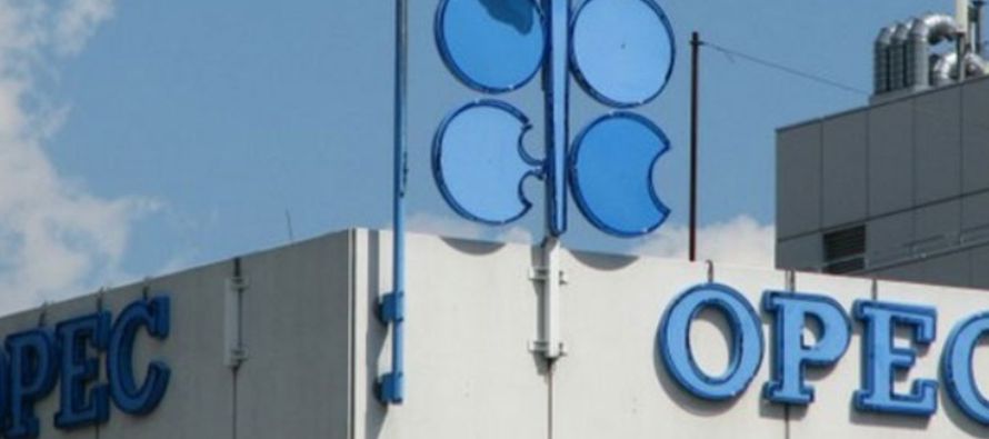 La OPEP, Rusia y otros nueve productores están recortando la producción de...