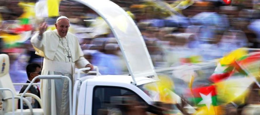 El Vaticano dijo el miércoles que la autoridad moral del Papa no se vio afectada por no...