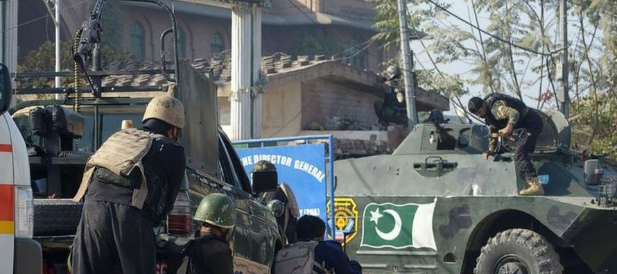 Otra fuente de la Policía de Peshawar, Abdul Wali, indicó a Efe que el ataque...
