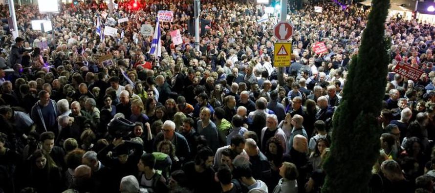 Unos 20,000 israelíes protestaron el sábado en Tel Aviv contra la corrupción...