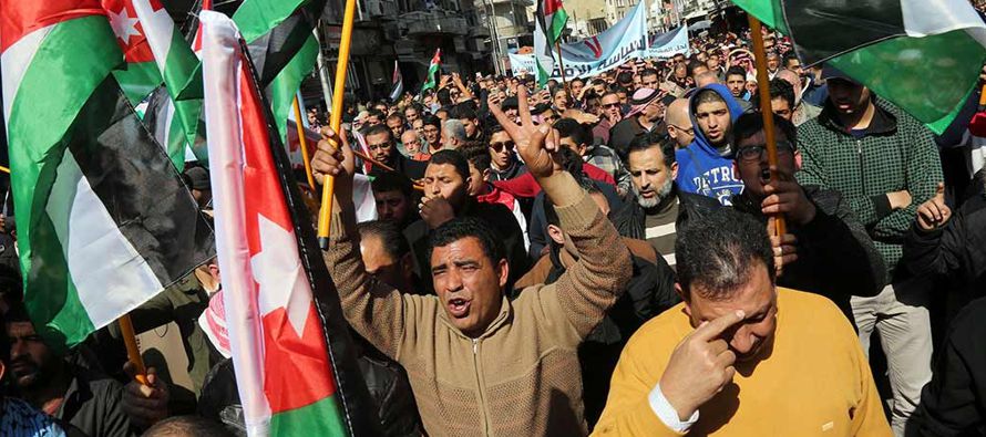 Además de en la capital jordana, las manifestaciones se producen en ciudades como Zarqa,...