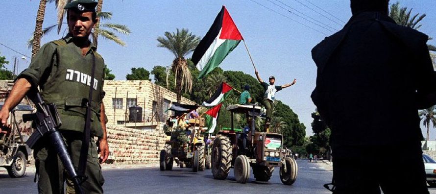 Hoy, cientos de palestinos se aproximaron a la línea divisoria de Gaza para protestar por la...