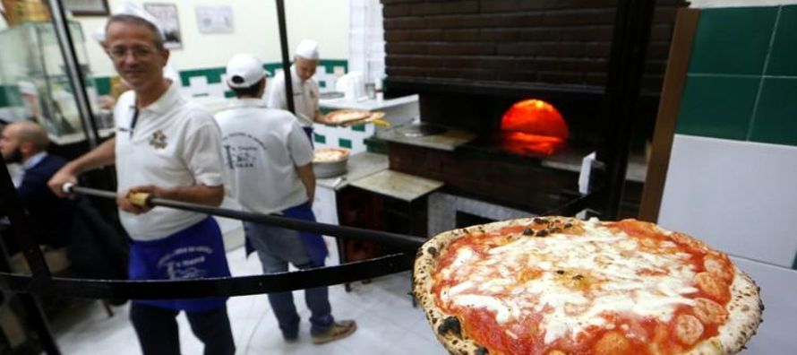 La pizza napolitana típica tiene una corteza relativamente delgada pero es más gruesa...