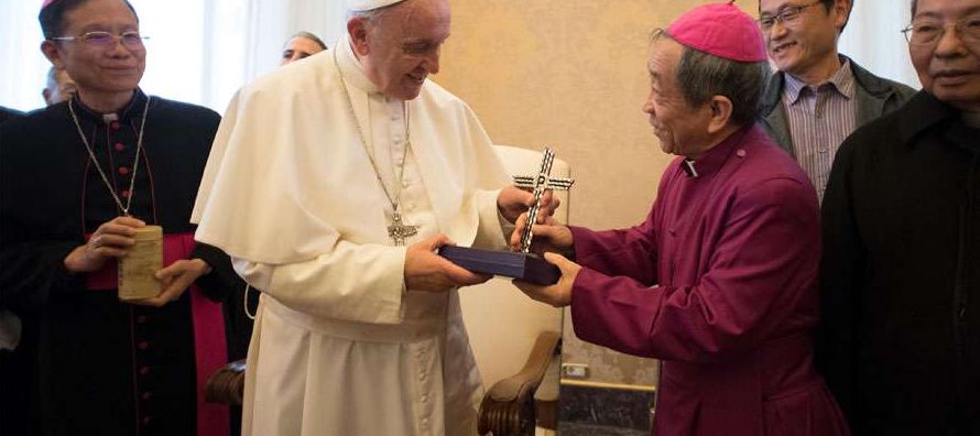 El Consejo Nacional de Iglesias de Taiwán regaló al Papa Francisco una cruz hecha con...
