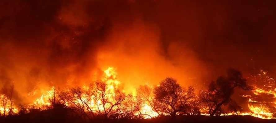 Más de 5,700 bomberos de California trabajaban para detener el fuego de seis grandes focos...