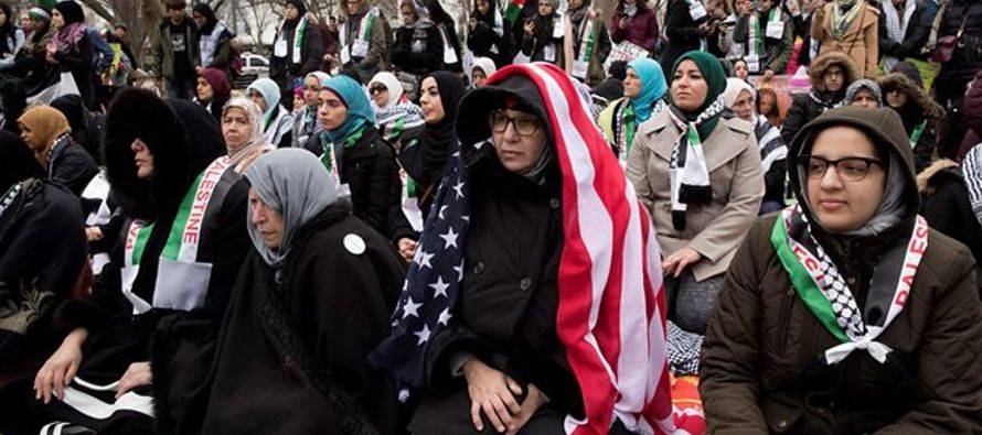 Más de dos centenares de musulmanes se manifestaron hoy frente a la Casa Blanca contra la...