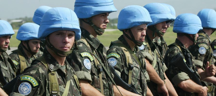 La ONU elevó hoy a catorce el número de "cascos azules" que murieron este...