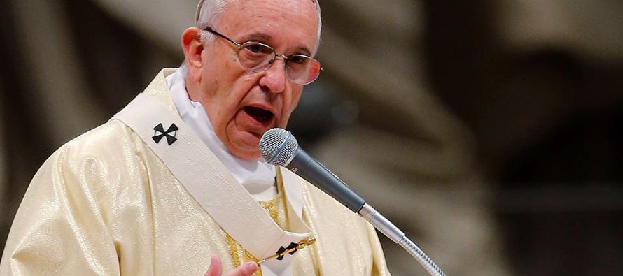 El papa Francisco afirmó hoy que los inmigrantes necesitan ser atendidos con "buenas...