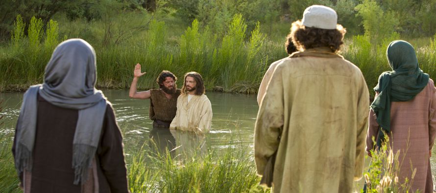 Apareció Juan bautizando en el desierto, proclamando un bautismo de conversión para...