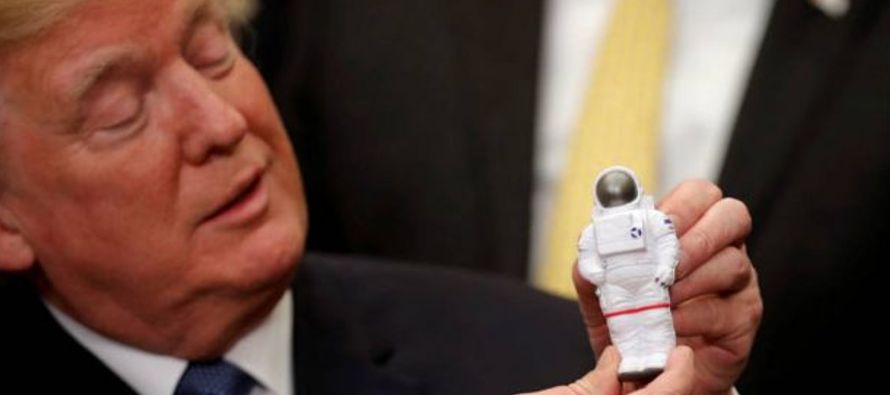 Trump aseguró que la directiva "reenfocará el programa espacial de EU en la...