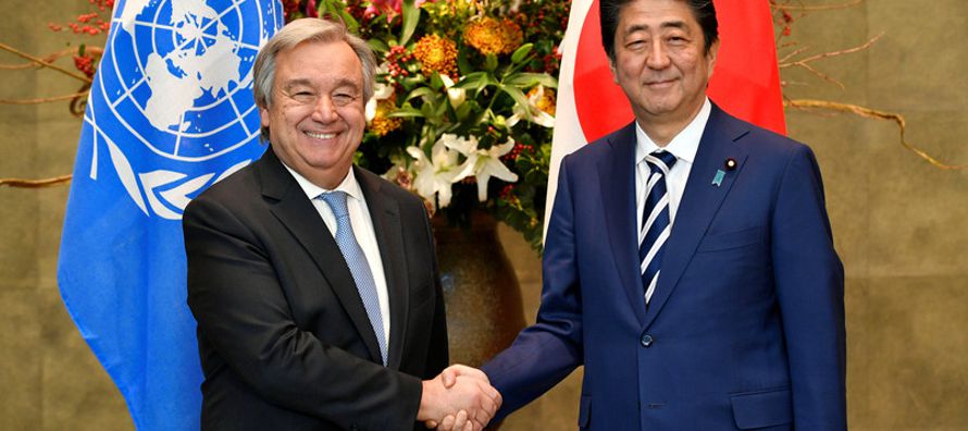 Abe y Guterres ofrecieron hoy una declaración conjunta ante los medios tras reunirse en la...