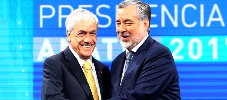 El exmandatario conservador Sebastián Piñera y su rival oficialista Alejandro...
