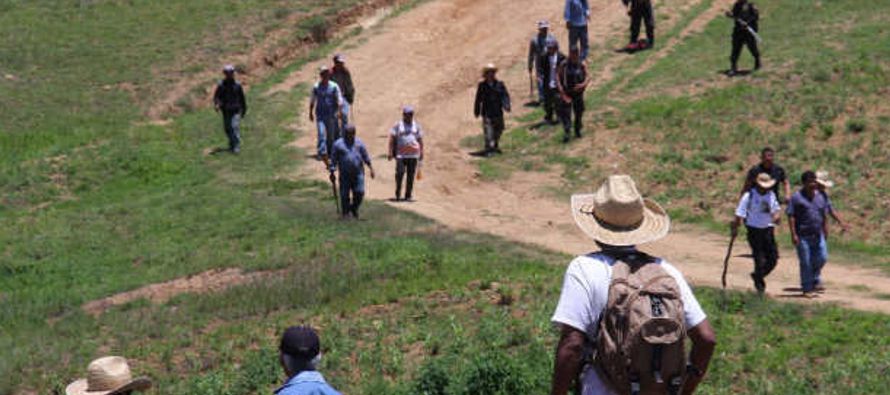 Seis desplazados por la violencia desatada entre los municipios indígenas de...