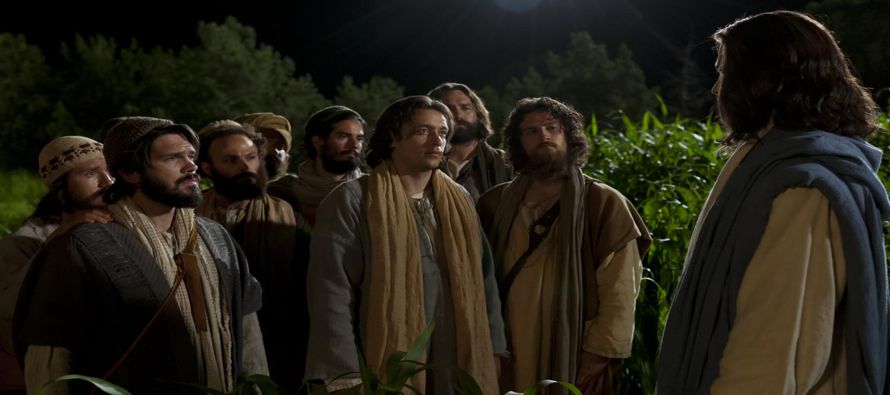 Hoy, Jesús conversa con los discípulos cuando baja de la montaña, donde han...