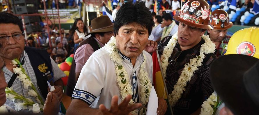 El presidente de Bolivia, Evo Morales, recibió hoy un multitudinario respaldo de sus...