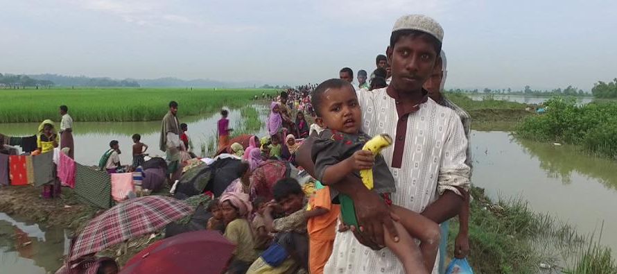 Casi de inmediato, los rohinyás empezaron su huida al vecino Bangladesh, escapando de lo que...