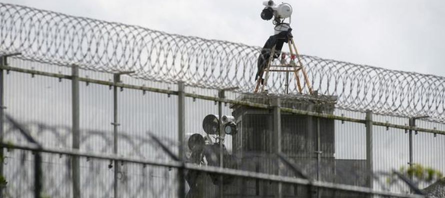 El número de personas encarceladas cayó un 19.8 por ciento desde el récord de...