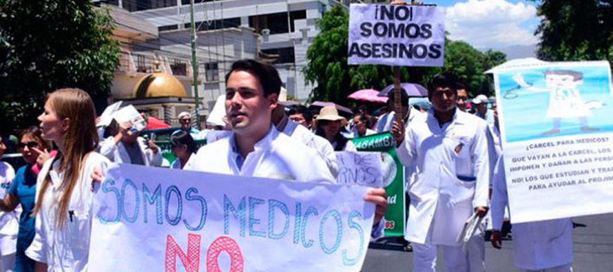 Una multitudinaria marcha integrada por médicos y estudiantes de medicina recorrió...