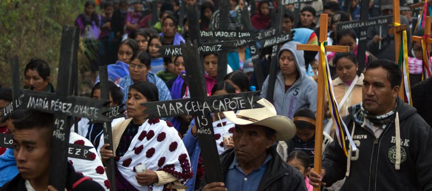 Cientos de personas marcharon hoy en Acteal, en el suroriental estado mexicano de Chiapas, para...