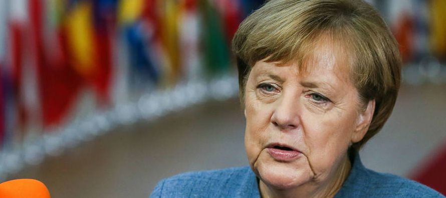 En tanto, el 8 % de alemanes considera que Merkel debería dimitir a más tardar a...