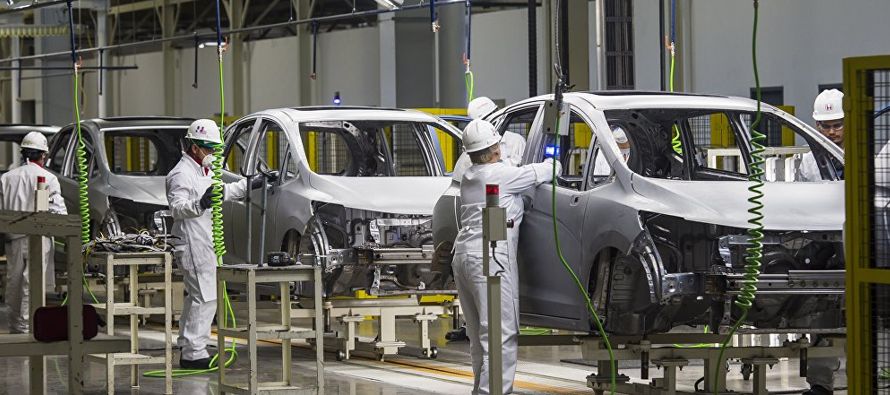 Las ensambladoras establecidas en México fabricaron 246,248 vehículos ligeros y...
