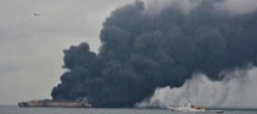 El buque continúa ardiendo tres días después del accidente entre el petrolero...