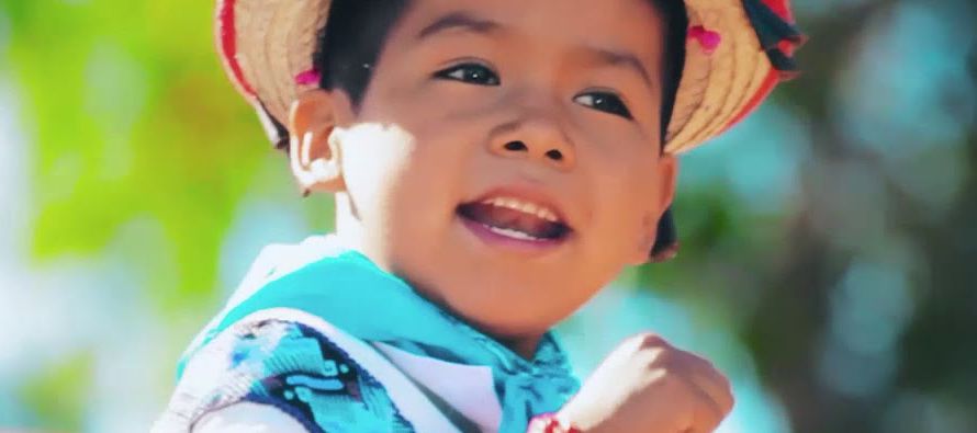Un niño indígena tarareando una canción pegadiza durante pocos segundos ha...
