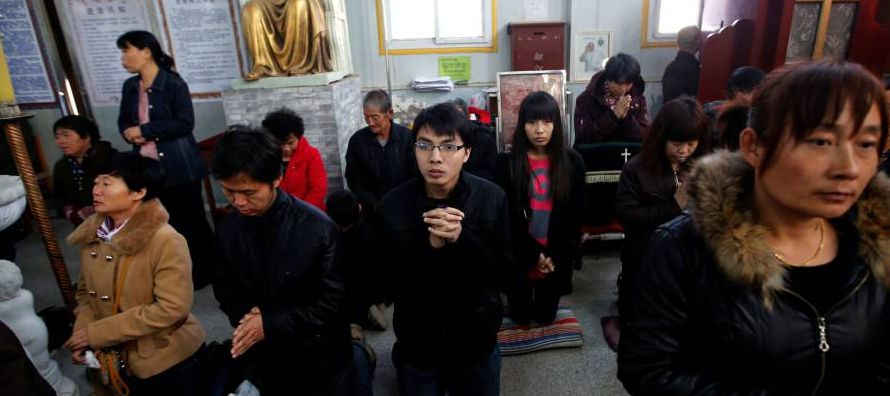 En China existen entre ocho y doce millones de católicos divididos entre los pertenecientes...