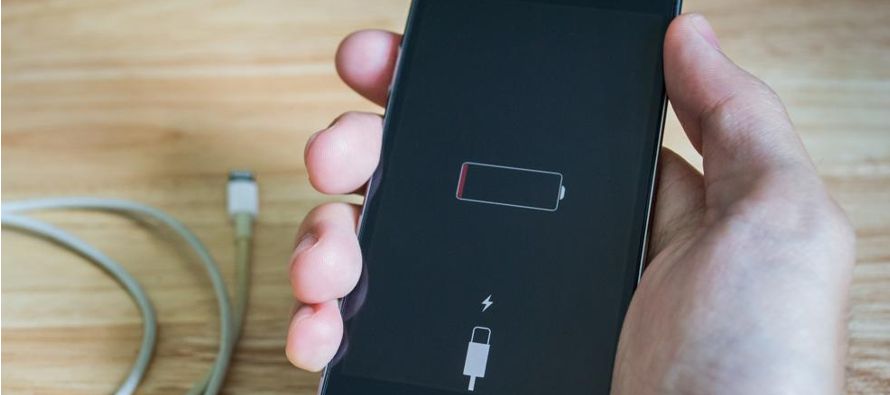 El documento señala que en situación de batería baja en los modelos de iPhone...